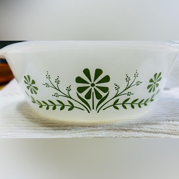 Vintage Glassbake milk glass casserole dish Daisy pattern. 1.5 quart. - Picture 3 of 4